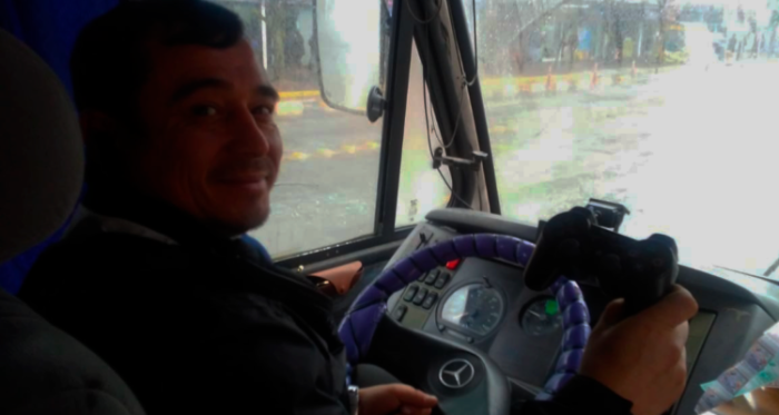 Excelente atención al cliente: chofer de micro penquista tiene Playstation para pasajeros