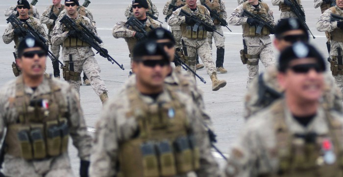 Familia recreó su propia Parada Militar y el resultado es hilarante: se convirtió en viral