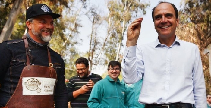 La certera respuesta de Bernardo a seguidor que criticó foto con ministro Monckeberg