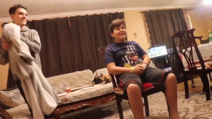 Youtuber le hizo creer a su hermano menor que era invisible y su reacción se volvió viral
