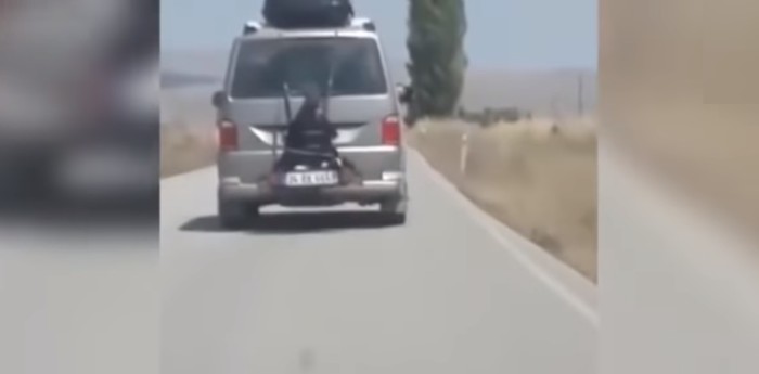 Padre transportó a hija amarrada a su camioneta en Turquía: su justificación fue insólita