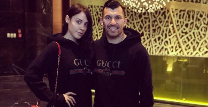 Esposa de Gary Medel lo pasó mal con perfil falso que la promocionaba como escort
