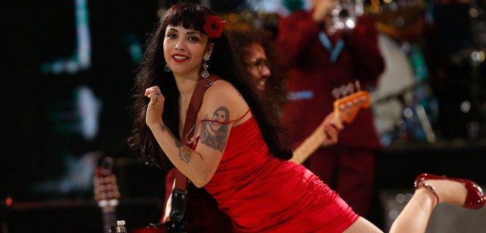 La 'apasionada' invitación de Mon Laferte para celebrar su nuevo video: una besatón