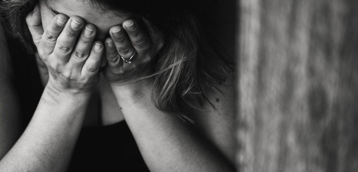 La indignante forma en que hombre llevó a pasear a su esposa que sufre de demencia