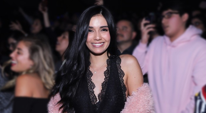 Steffi Méndez cumplió exigente 'dress code' y llegó a evento con extravagante look