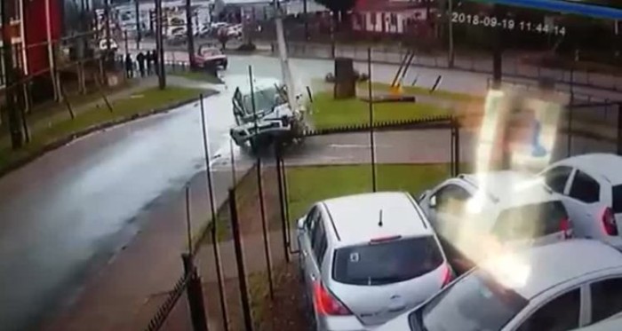 Cámara capta momento exacto de violento accidente de auto que arrasó con poste en Valdivia