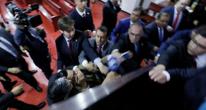 Imágenes evidencian golpes de guardias de obispo a la prensa tras Te Deum evangélico