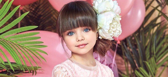 Niña más bella del mundo causó furor en redes con postales de su primer día de clases