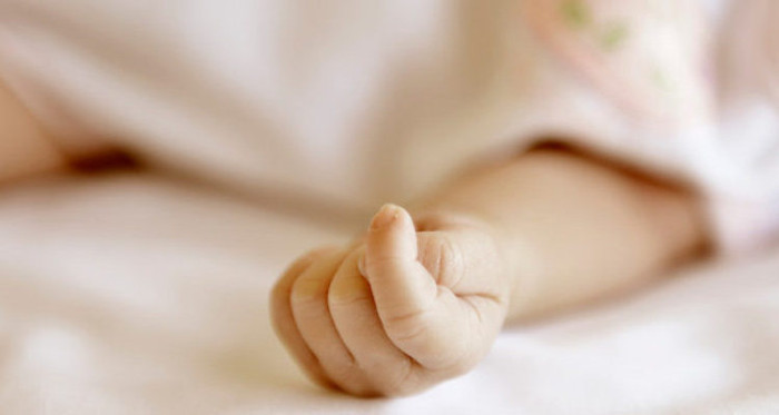 Mujer en estado de ebriedad llegó a hospital por ayuda para bebé de 2 meses: estaba muerto