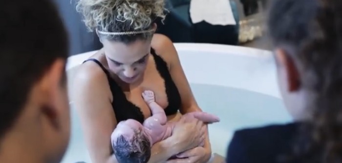 Mujer se entera en parto que su hija tiene Síndrome de Down: su reacción conmueve en redes