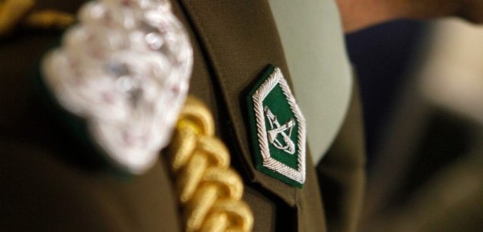 La técnica de Carabineros para mejorar su imagen: tomar café con la gente en Starbucks