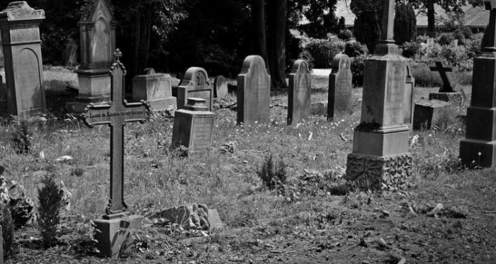 Funcionario municipal habría exhumado ilegalmente un cadáver: ahora está detenido