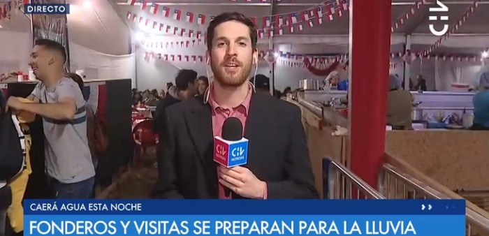 'Patudo' de una fonda le quitó micrófono a periodista de CHV y gritó grosero insulto