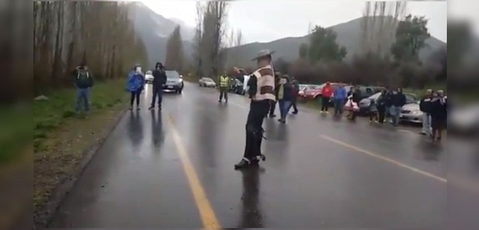 Joven conmueve en redes al bailar cueca frente a animita de su madre que murió atropellada