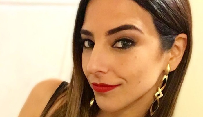 Daniela Castillo se lució con pronunciado escote en la final de cantantes de 'Rojo'