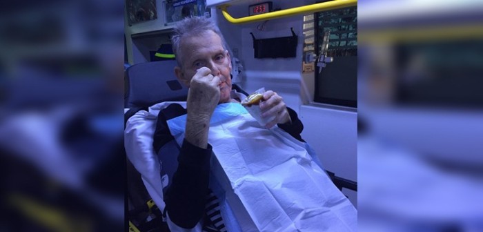 Paramédicos cumplen último deseo de enfermo terminal camino a hospital y su gesto es viral