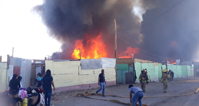 Devastador incendio destruyó toma de terreno en Calama: dejó 400 damnificados