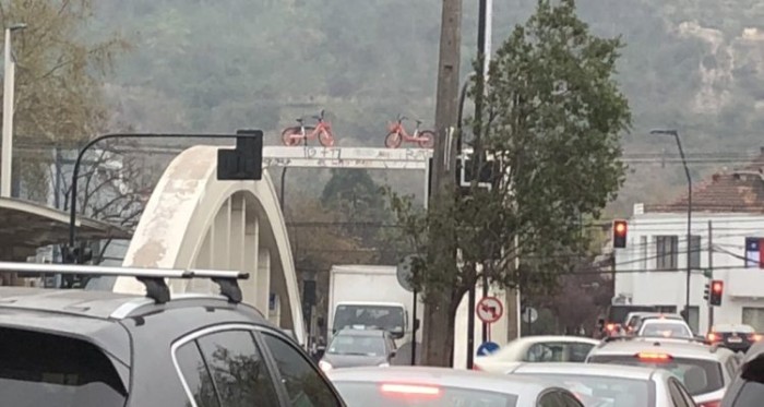 No es la primera vez: ¿cómo llegaron dos bicicletas a lo alto de un puente en Providencia?