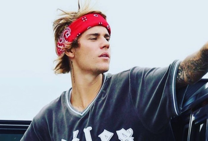 Justin Bieber cambió el estilo de sus camisas y las cómicas comparaciones no han parado