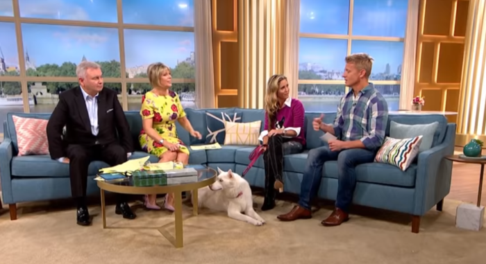 Mujer aseguró en TV que su perro era vegetariano y can le hizo pasar la peor vergüenza