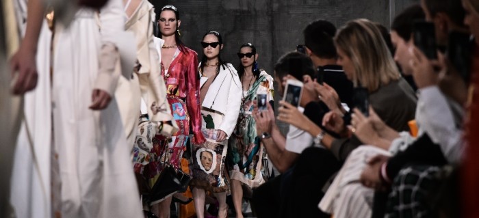 Diseñadora chilena creó vestido de PVC que no tiene nada que envidiarle a la alta costura