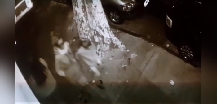 Mujer degolló a su hija de 10 años en plena vía pública: video registró momentos previos