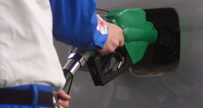 Ante alza de precios: ¿Es recomendable usar bencina de un octanaje inferior en tu auto?