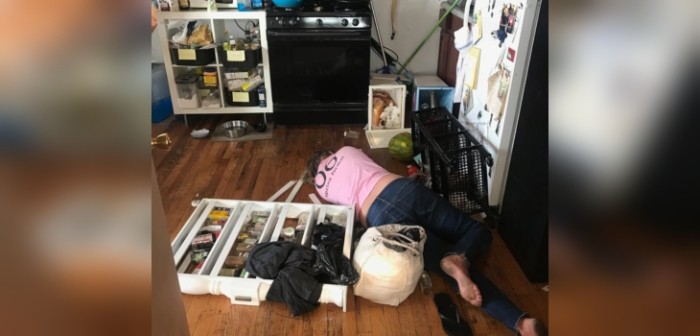 Joven contrató el peor servicio de limpieza: empleada destruyó su casa y terminó borracha