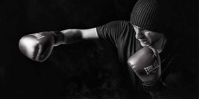 Boxeador noqueó a corpóreo en programa de televisión: debieron llevarlo a hospital