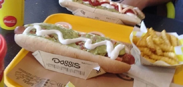 Junaeb interpone denuncia contra Doggis por “promo” estudiantil que involucra a la TNE