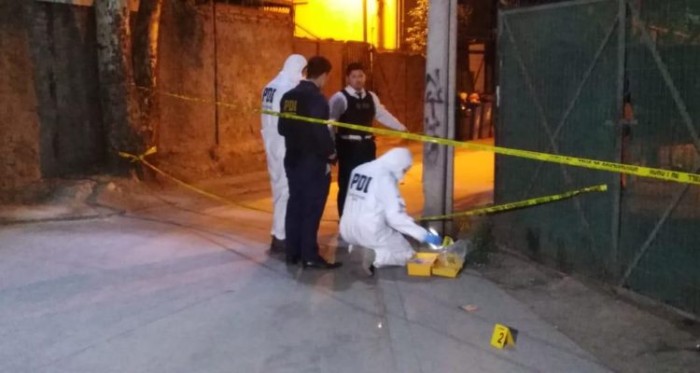 Detienen a mujer que entregó a hijo a la policía: lo inculpó para proteger a banda delictual