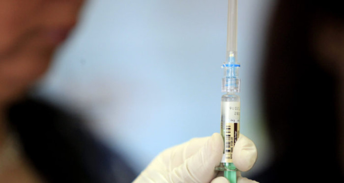 Ordenan pagar $80 millones a hijo de mujer que murió por inyección con aguja infectada