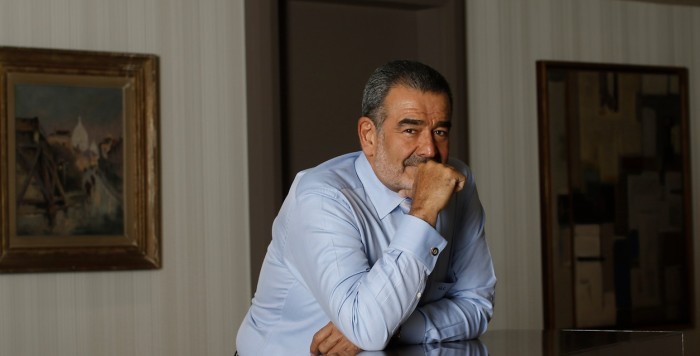 La jugada respuesta de Luksic a tuitero que le consultó por foto suya comprando un diario