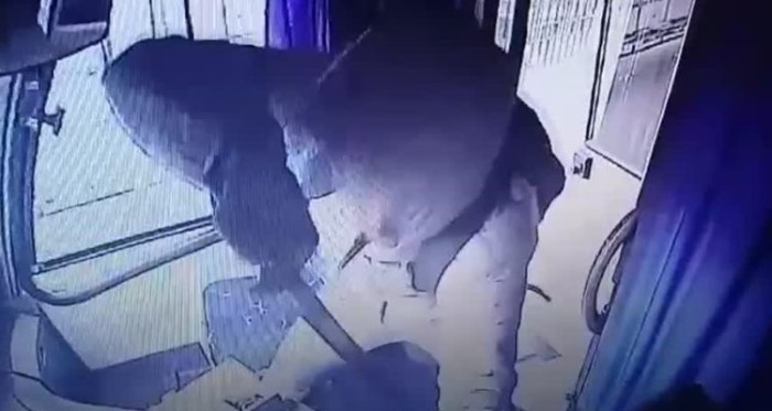 Delincuente intentó asaltar a micrero apuñalándolo... pero terminó en el mar y detenido