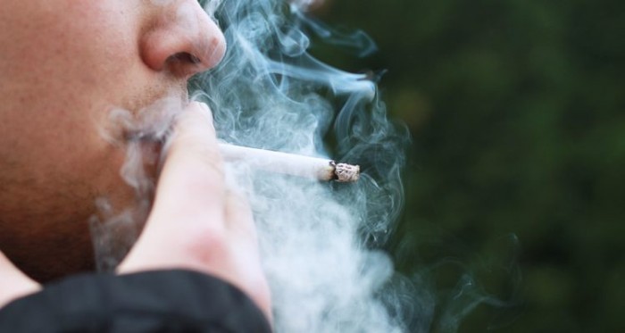 Buscan ampliar estricto modelo antidrogas que niega venta de cigarros a menores de 20 años