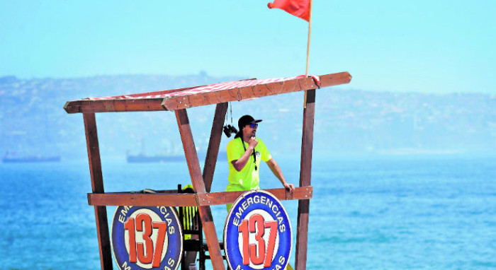 ¿Sin planes para el verano? Estos trabajos ligados al turismo alcanzan sueldos de $800 mil