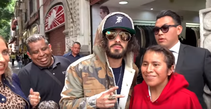 Youtuber se hace pasar por Maluma y fans se le abalanzan pensando que era el cantante