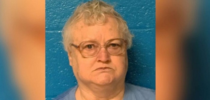 Mujer vivió por meses con cadáver de su madre: quería ver todas las 