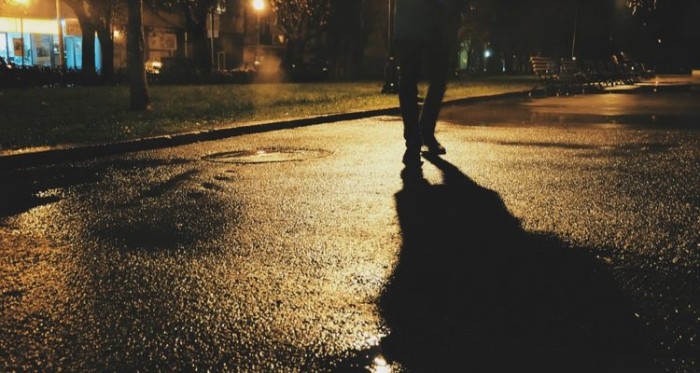 Completamente solo: hallan a niño de 1 año durmiendo en medio de la noche en una vereda