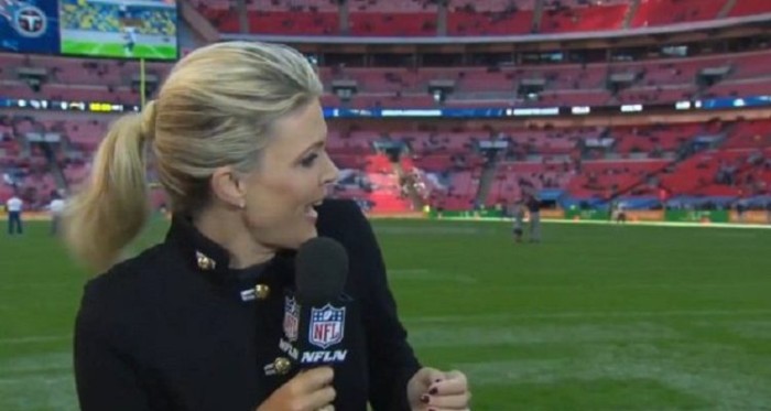 Doloroso momento: reportera sufrió con 'pelotazo' en pleno despacho en partido de la NFL