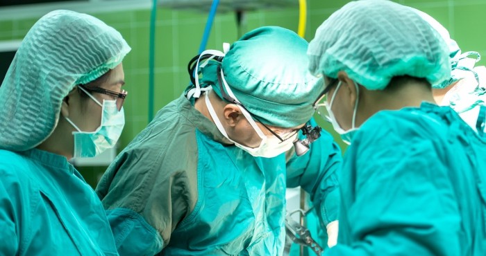 Joven con extraño tumor que desfiguró su rostro encontró tratamiento y luce como nuevo