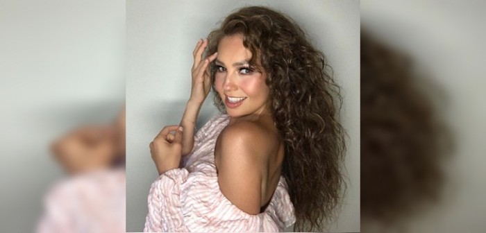 Thalía hizo gala de su buen estado físico realizando complejos ejercicios de Yoga