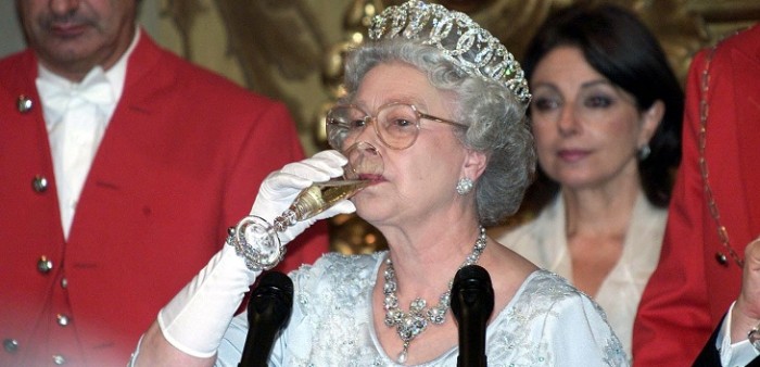 Para no creerlo: esta es la cantidad de alcohol que bebe al día la reina Isabel