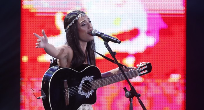 Vestido de lana y sin zapatos: el particular atuendo de Astrid Veas en los Copihue de Oro