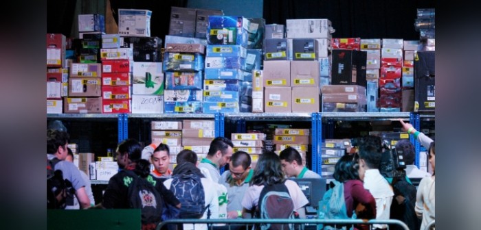 Descuentos de 80% en venta especial de PC Factory tienen a clientes durmiendo en la calle