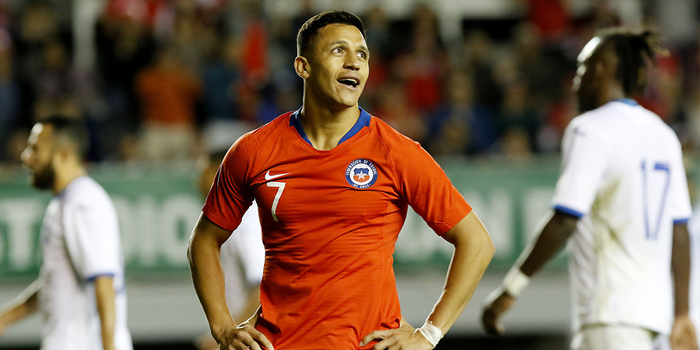 Todo por su ídolo: emocionado niño entró a la cancha para saludar a Alexis Sánchez