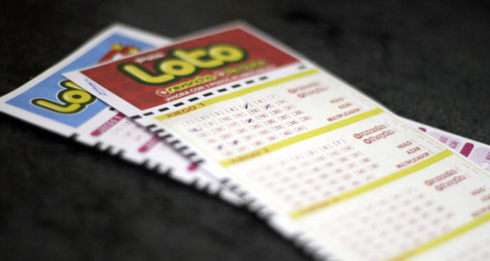 Detienen a hombres por estafa con boletos de Lotería: pedían ayuda para cobrar premio