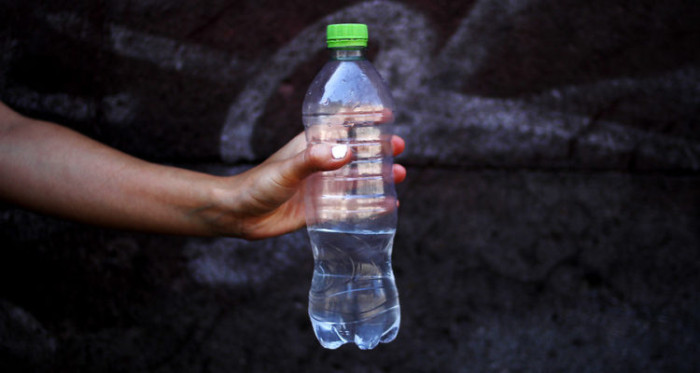 ¿El agua envasada es potable? Estudio reveló alta presencia de arsénico en tres marcas