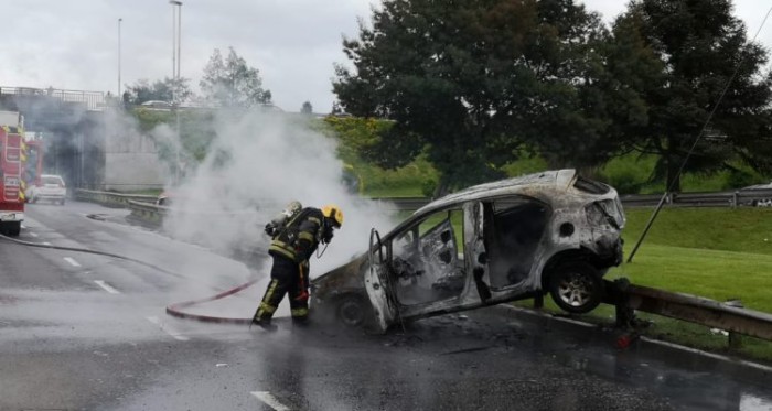 Salvaron de milagro: auto fue completamente destruido por las llamas tras violento choque