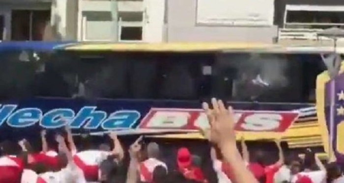 Video muestra brutal ataque de hinchas de River a bus de Boca Juniors: hay lesionados